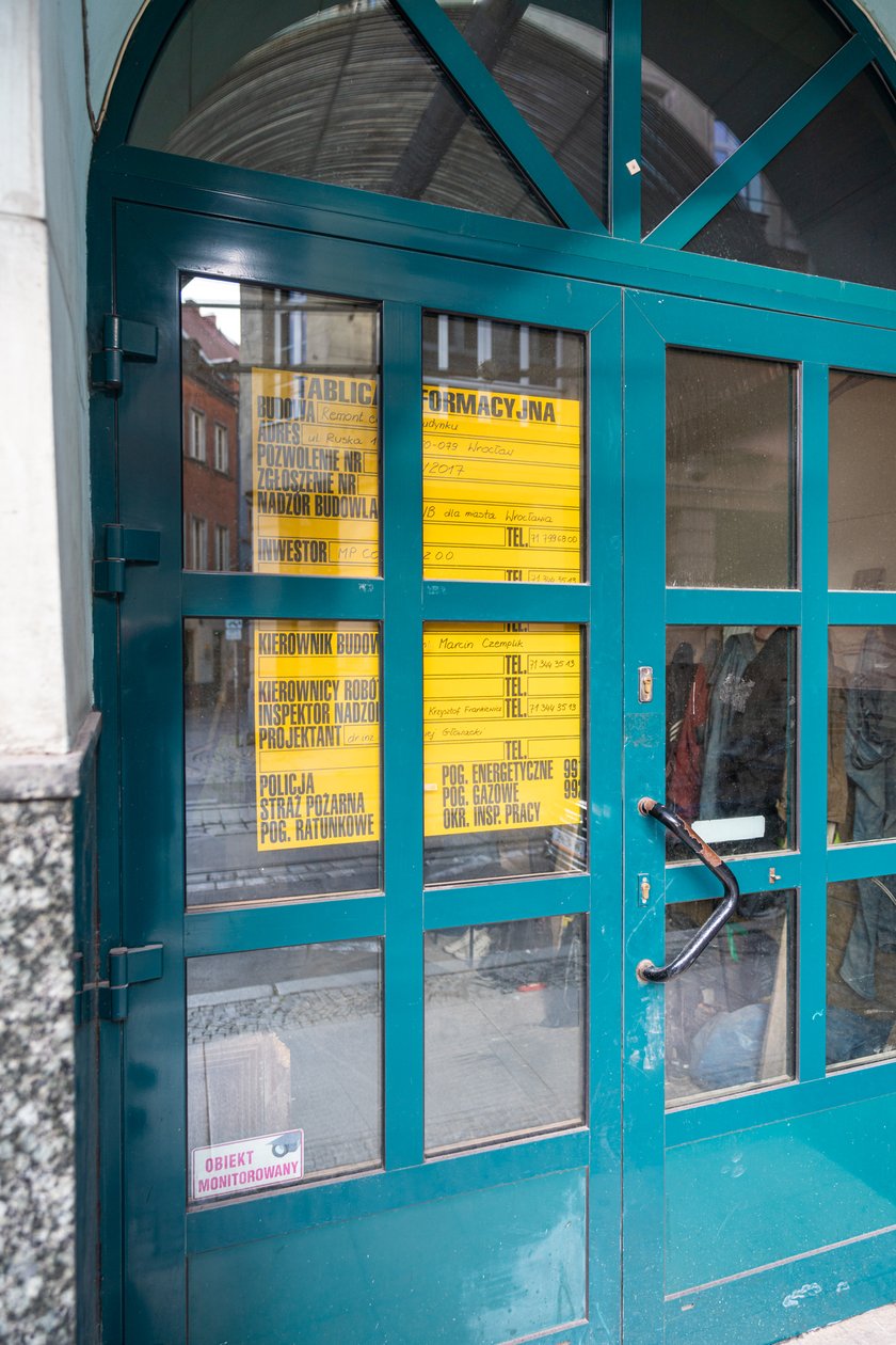 W tym budynku przy ul. Ruskiej 11-12 powstanie restauracja McDonald's - zdjęcie z końca października 2022
